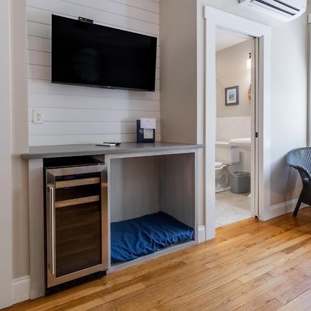 Paws On Pelham (Adults Only) Bed and Breakfast Νιούπορτ Εξωτερικό φωτογραφία