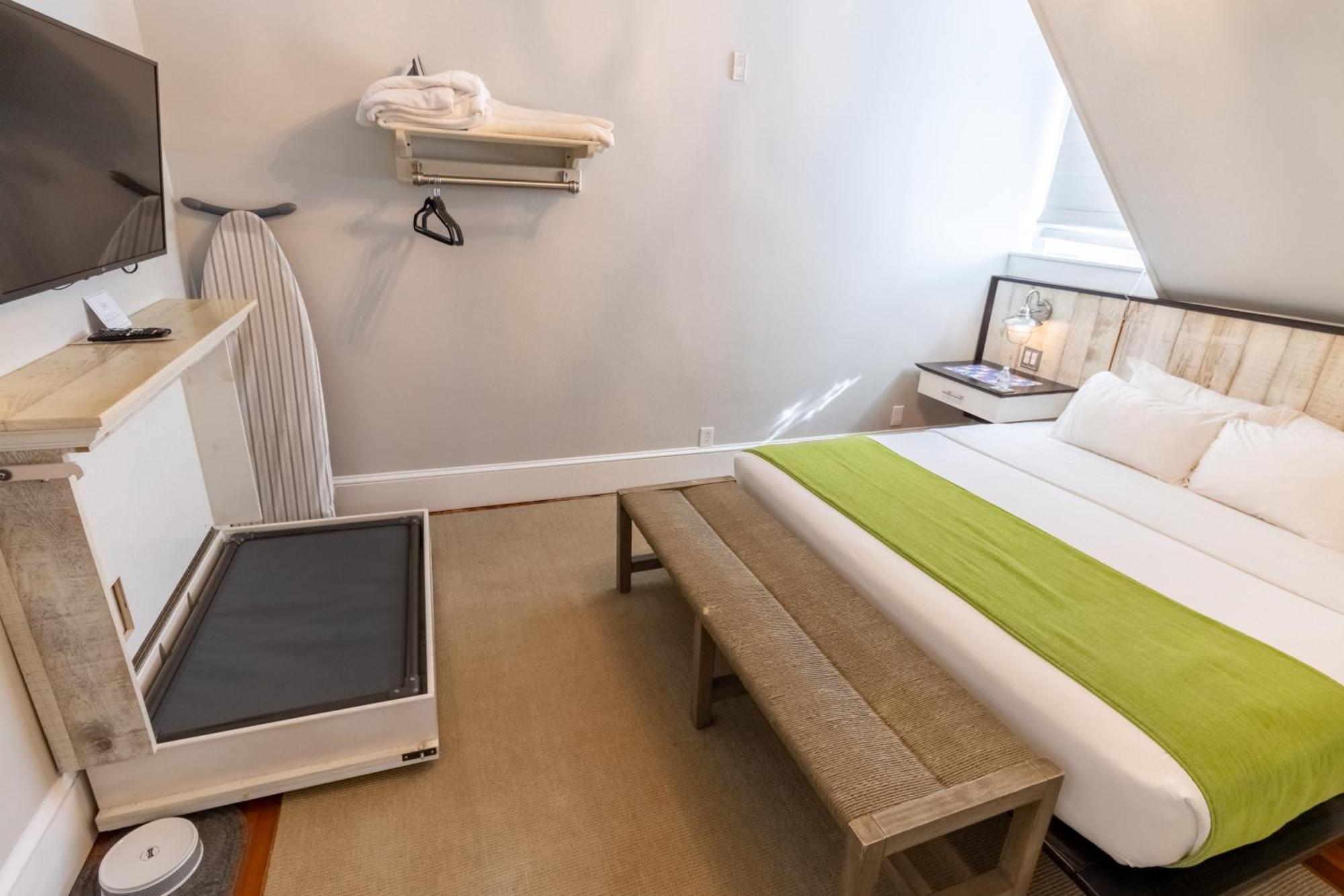 Paws On Pelham (Adults Only) Bed and Breakfast Νιούπορτ Εξωτερικό φωτογραφία