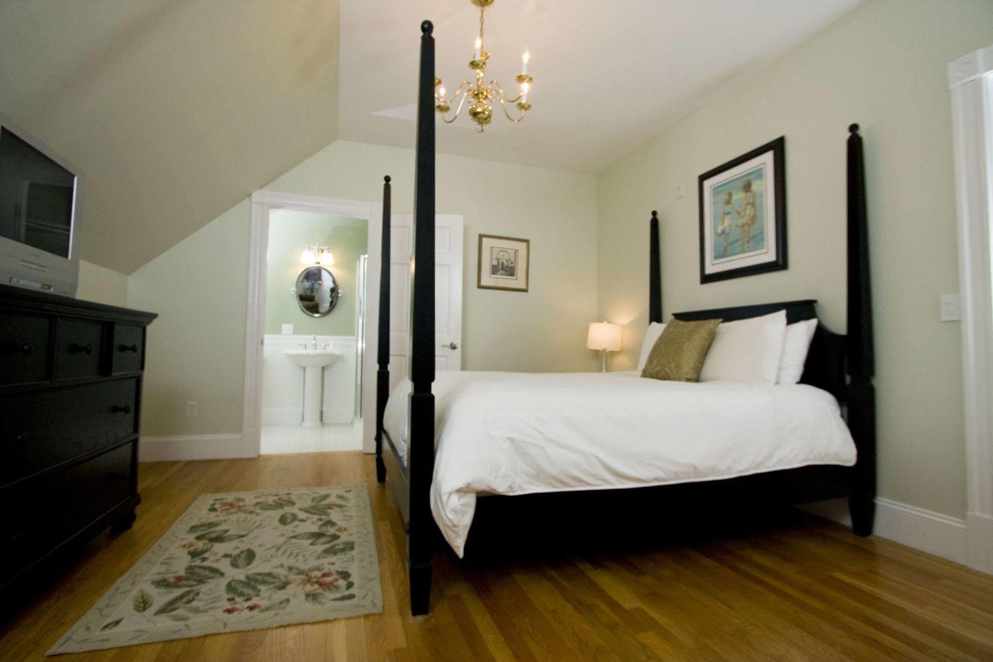 Paws On Pelham (Adults Only) Bed and Breakfast Νιούπορτ Εξωτερικό φωτογραφία