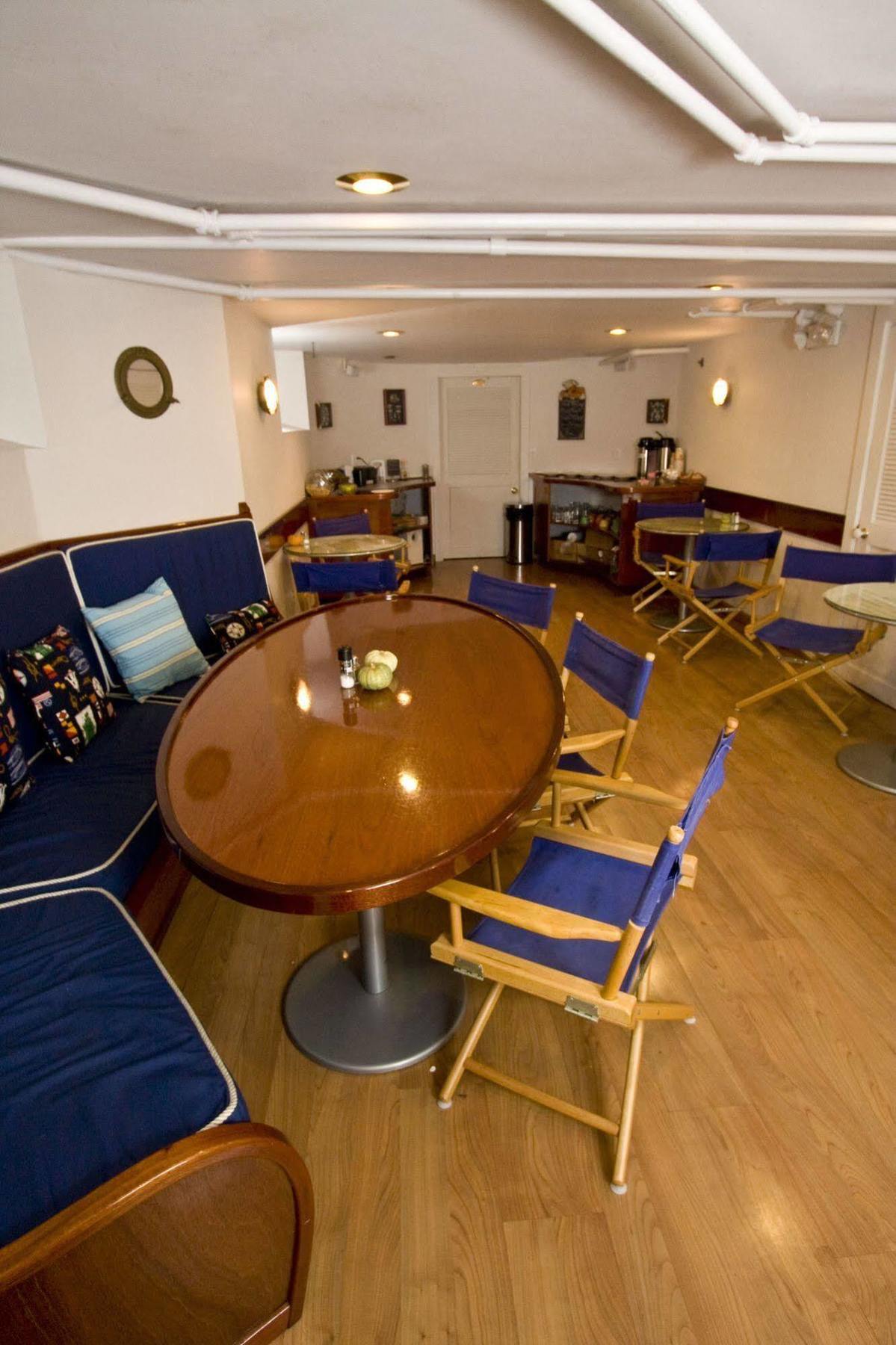 Paws On Pelham (Adults Only) Bed and Breakfast Νιούπορτ Εξωτερικό φωτογραφία